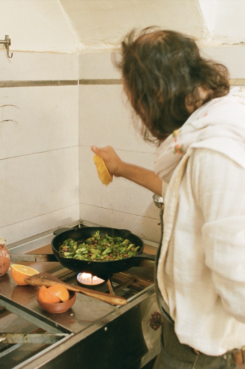 جورج يطهو الخُضرة في مقلاة من الحديد الزهر