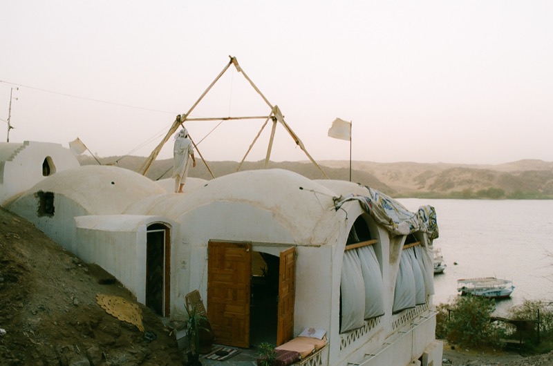Close to the domes: wooden doors, curtained arches and the pyramid frame above